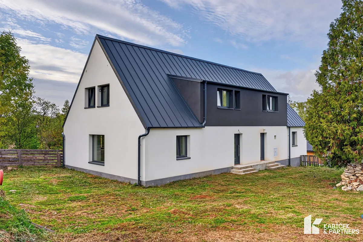 Prodej rodinného domu 266 m², pozemek 671 m²